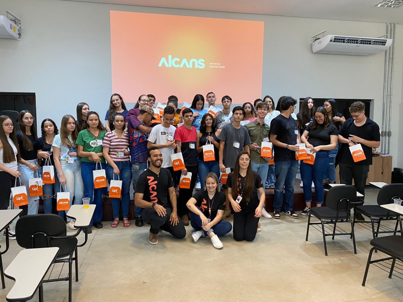 Grupo do Projeto Prepara e Encaminha visita a Alcans 